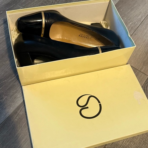 ST JOHN US 10b Black Patent & Smooth Leather Classic Medium Heel Pump $275 Msrp - Picture 2 of 11